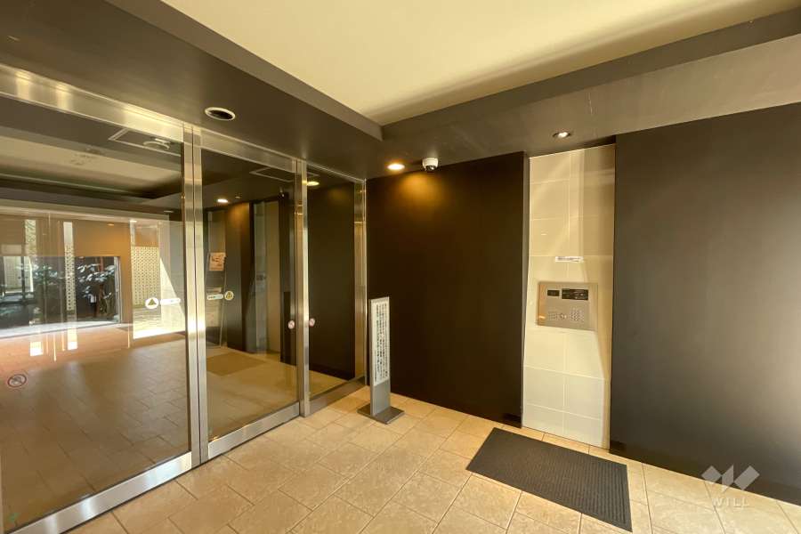 エントランスはオートロック付きです。