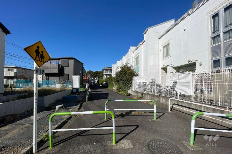 敷地の西側前面道路（南側から）