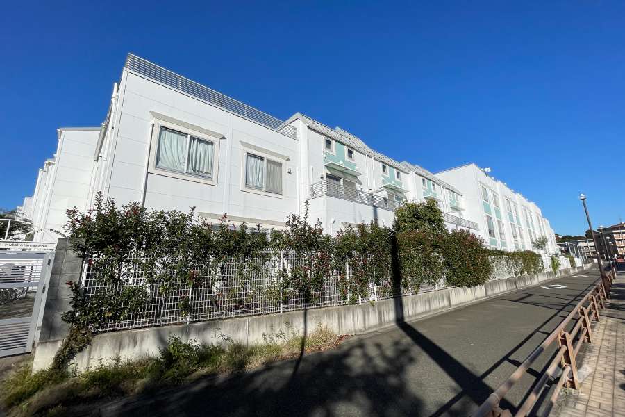 セボンヴェルディア二子玉川の外観（南西側から）