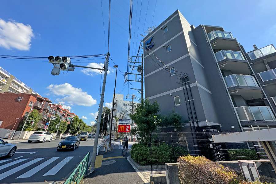 敷地の北東側の前面道路（北西側から）