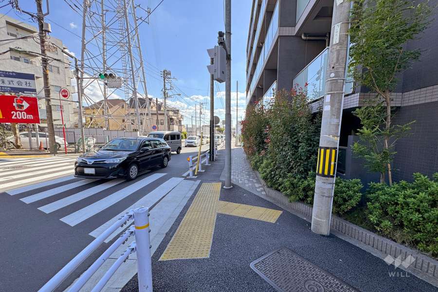 敷地東側の前面道路（北側から）