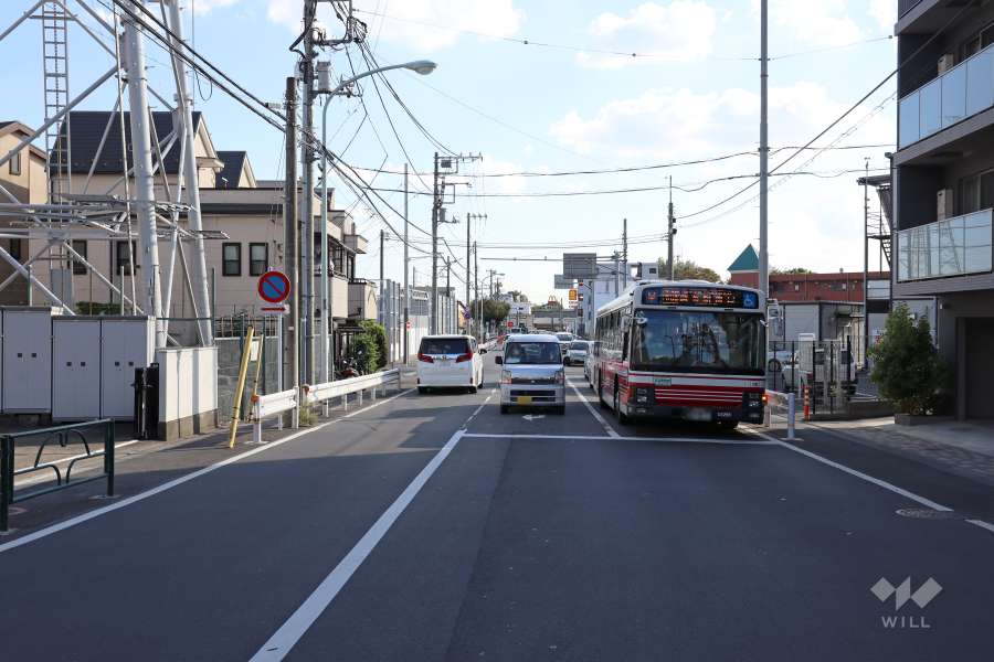敷地東側の前面道路（北側から）