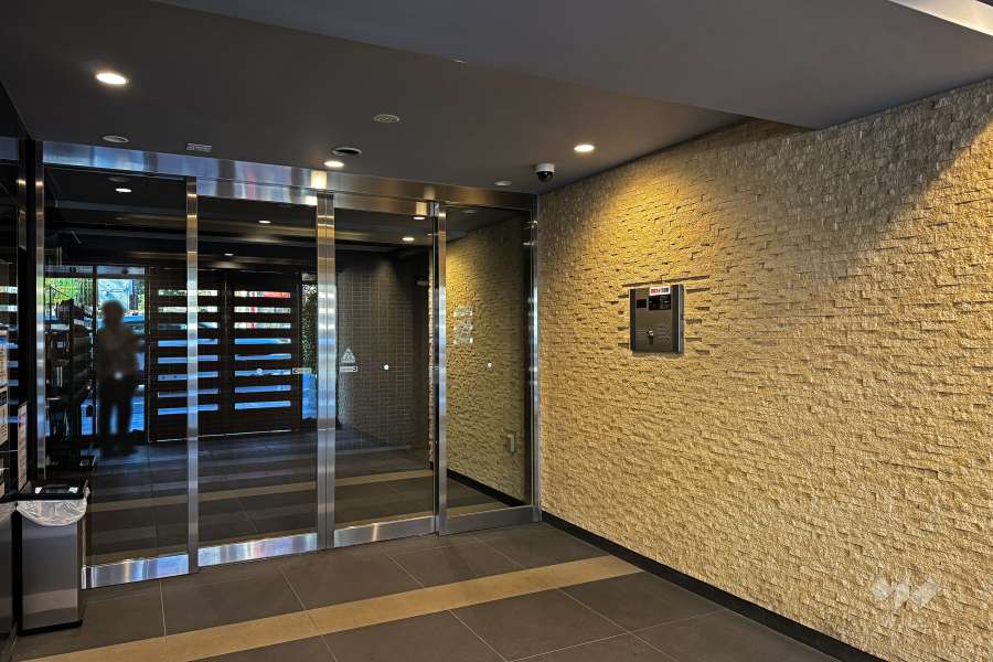 エントランスはオートロック付きです。