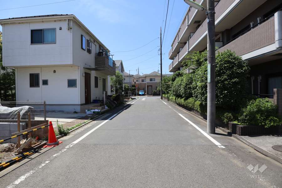 敷地東側の前面道路（北側から）
