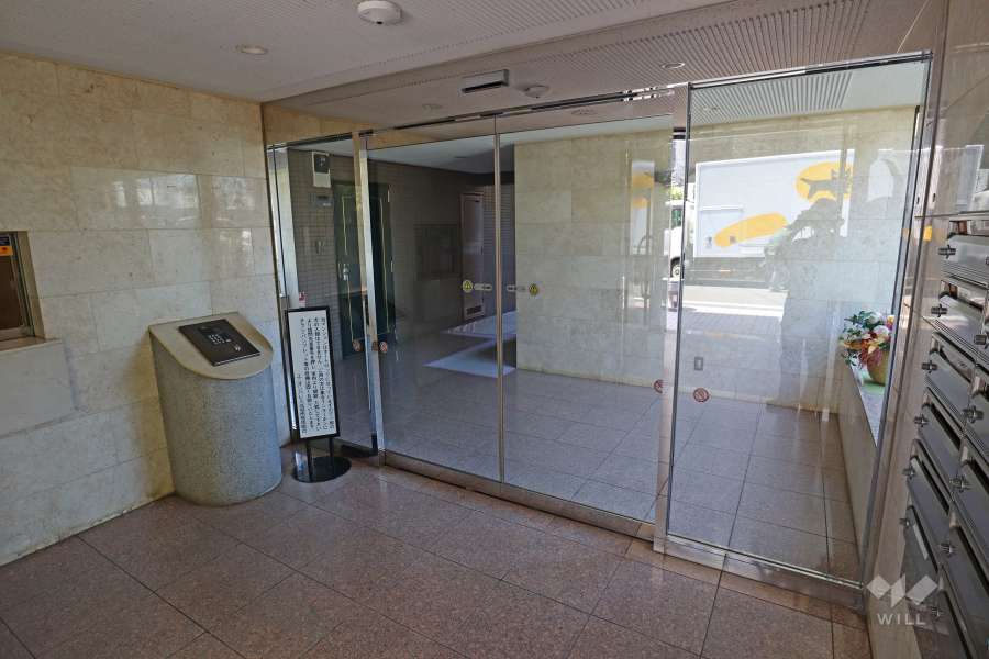 エントランスはオートロック付きです。