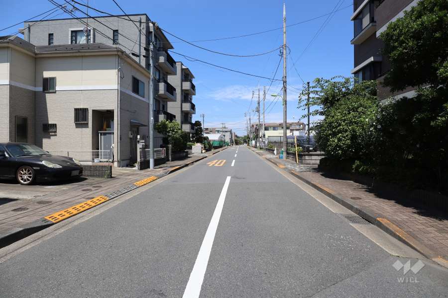 敷地南側の前面道路（東側から）