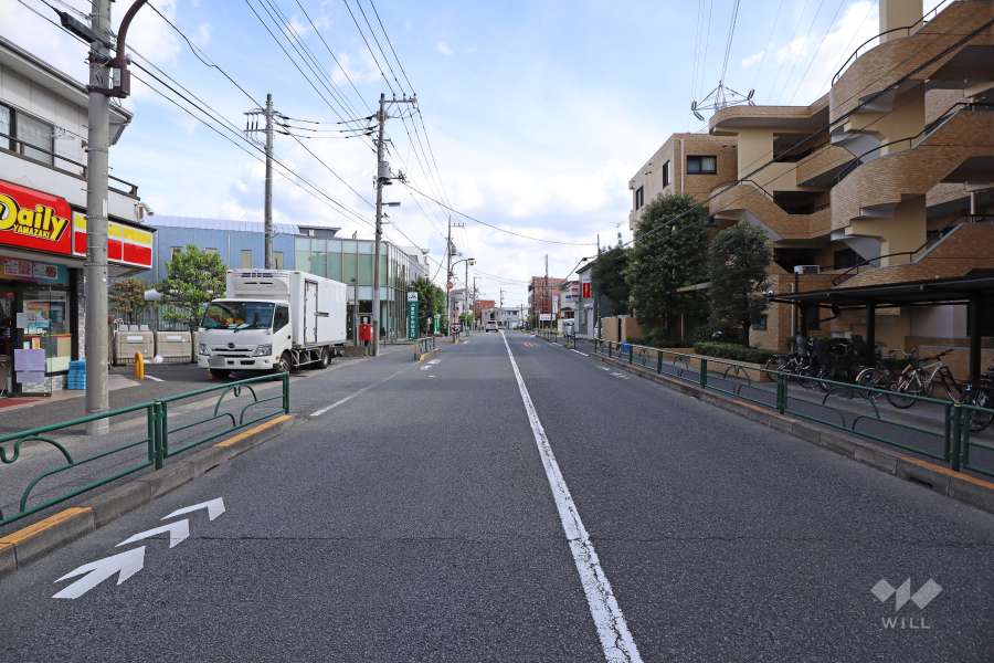 敷地北東側の前面道路（北西側から）