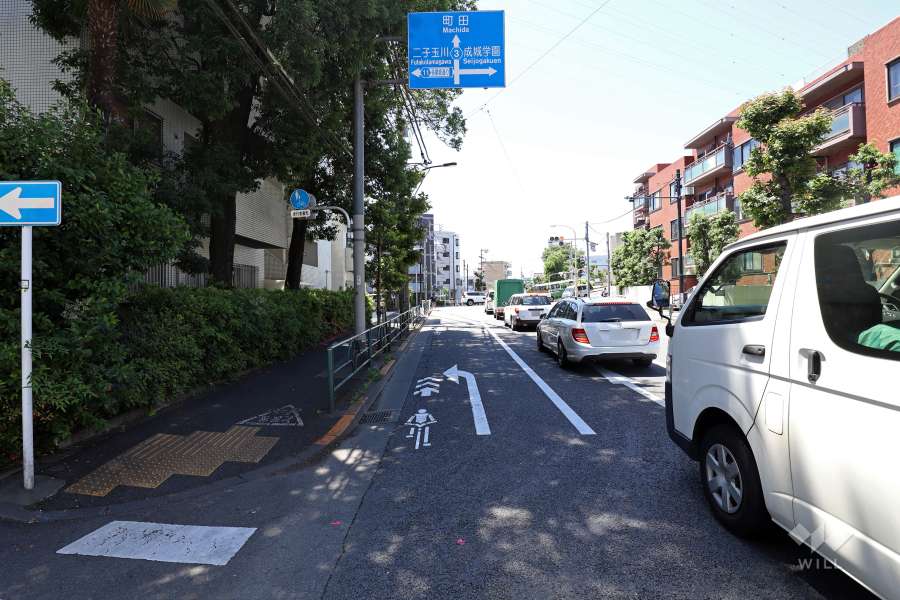 敷地北東側の前面道路（南東側から）