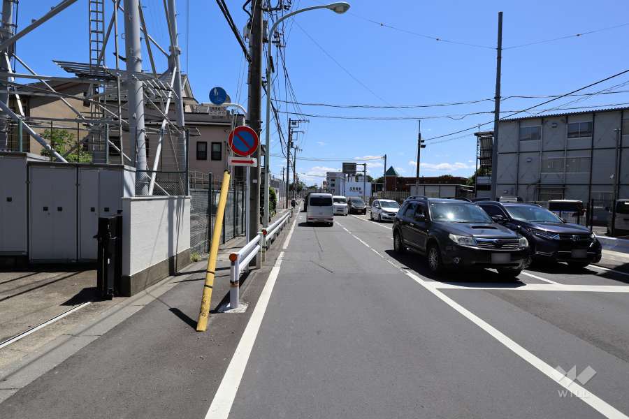 敷地南西側の前面道路（北西側から）