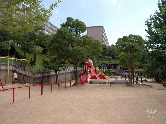 敷地内の公園。広々としており、遊具も充実しています。