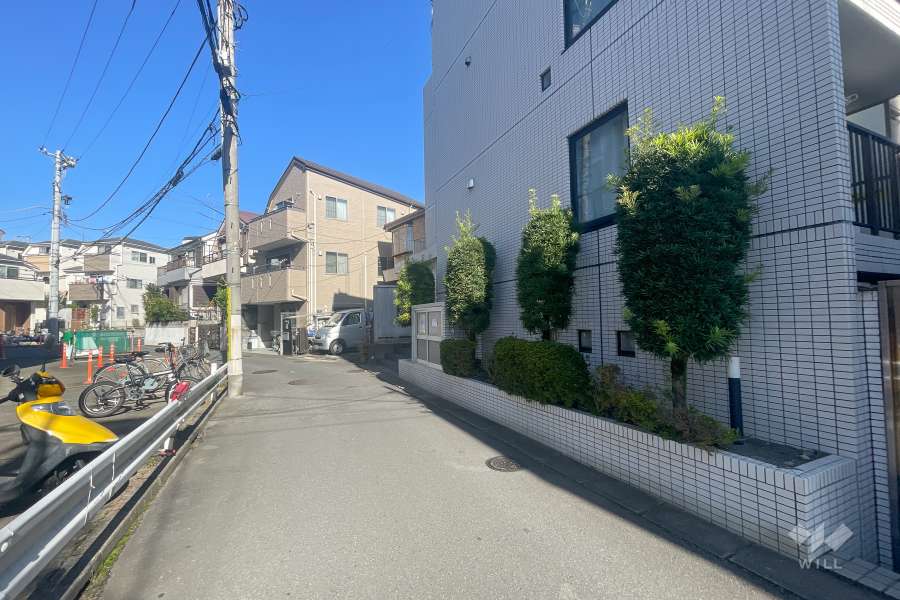 敷地西側の前面道路