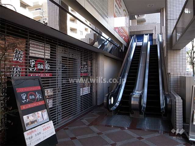 下層階には店舗が入っています。