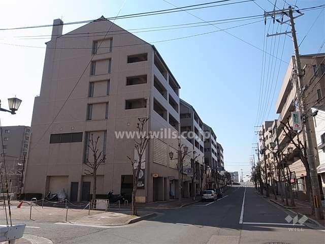 ラリーブ芦屋の外観（北東側から）　敷地の北側は街路樹のきれいなバス通りに面しています。