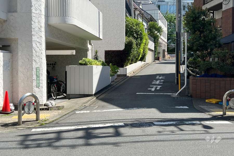 敷地西側の前面道路