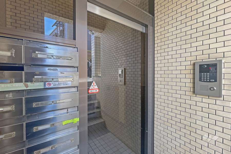 エントランスはオートロック付きです。