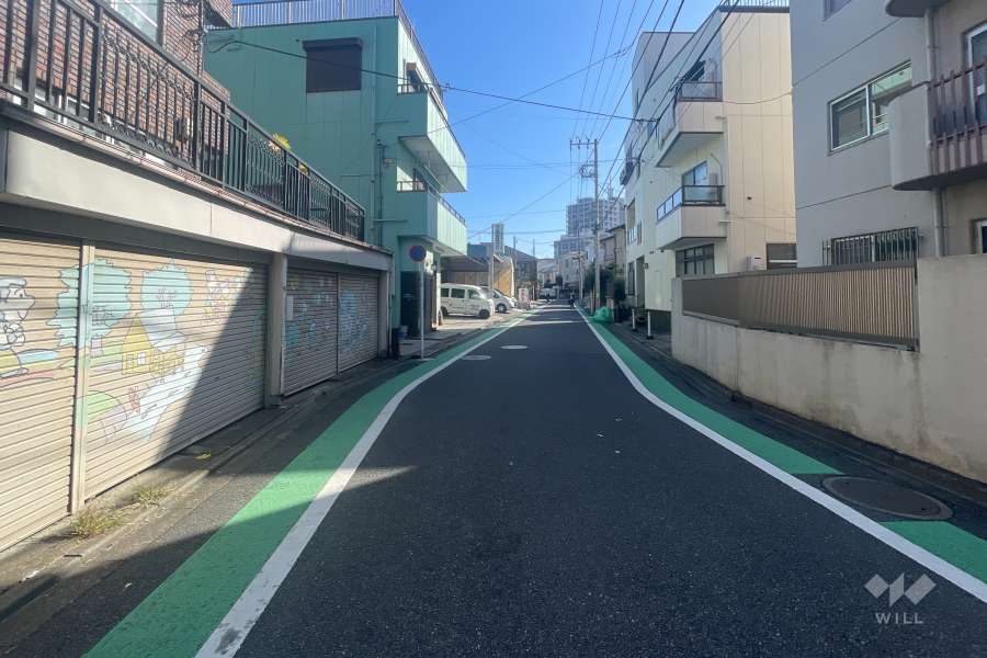 敷地北東側の前面道路（北西側から）