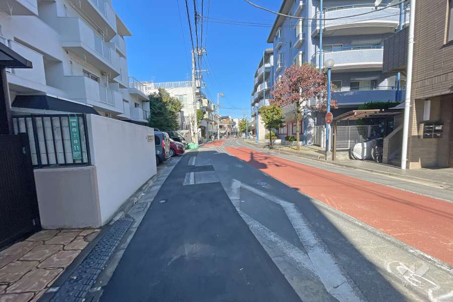 敷地北東側の前面道路（南側から）