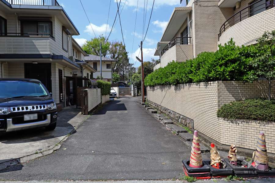 敷地南側の前面道路（東側から）