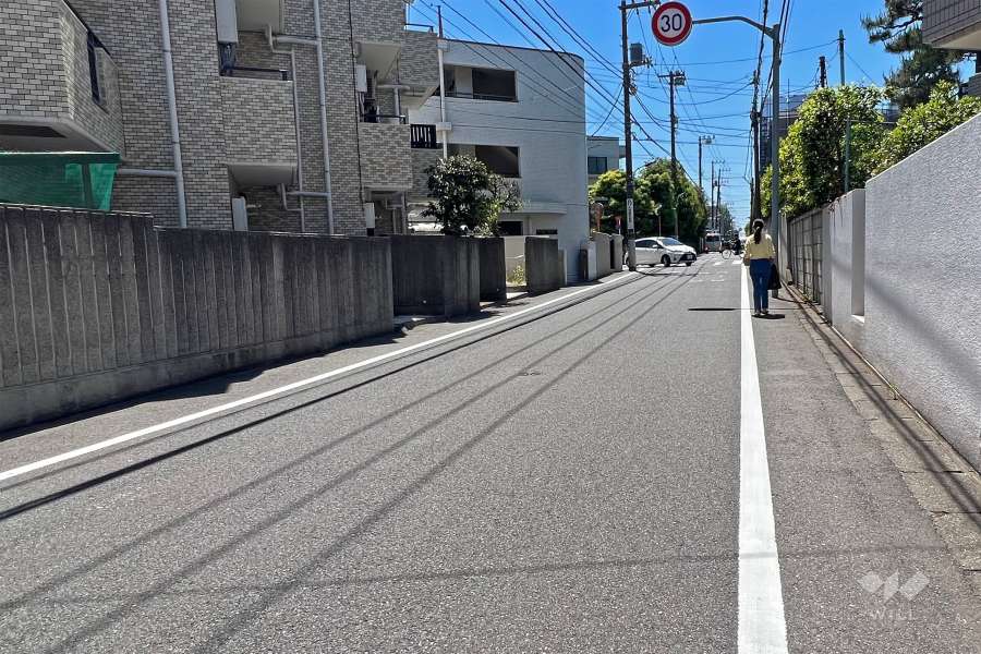 敷地の西側前面道路(北西側から)