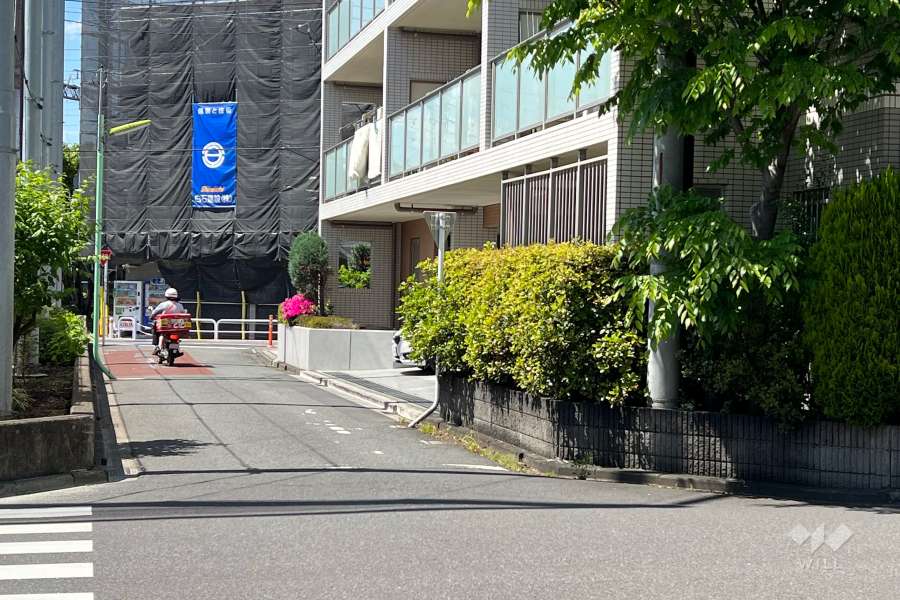 敷地南西側の前面道路(南東側から)