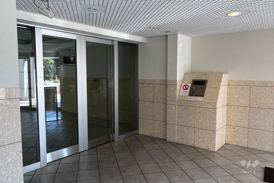 エントランスはオートロック付きです。