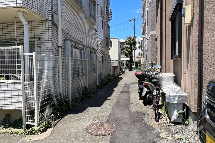 敷地の北東側前面道路