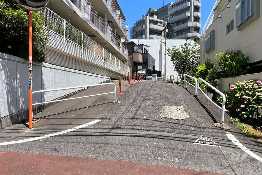 敷地南東側の前面道路