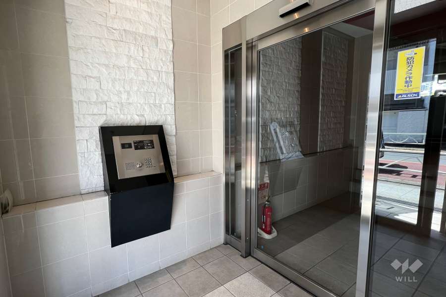 エントランスはオートロック付きです。