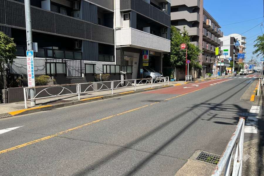 敷地南東側の前面道路(南西側から)