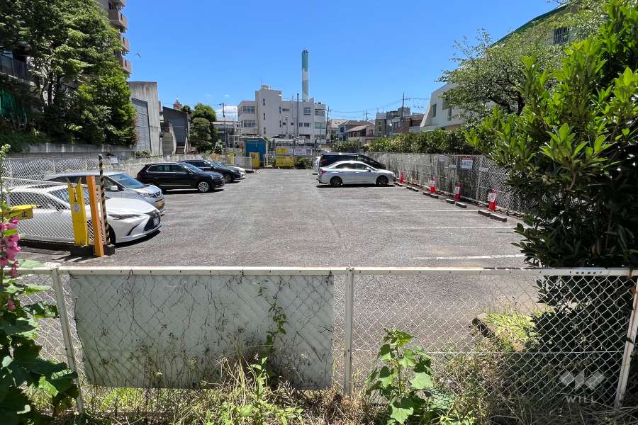 敷地の北東側に隣接するコインパーキング