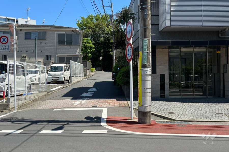 敷地北東側の前面道路（北西側から）
