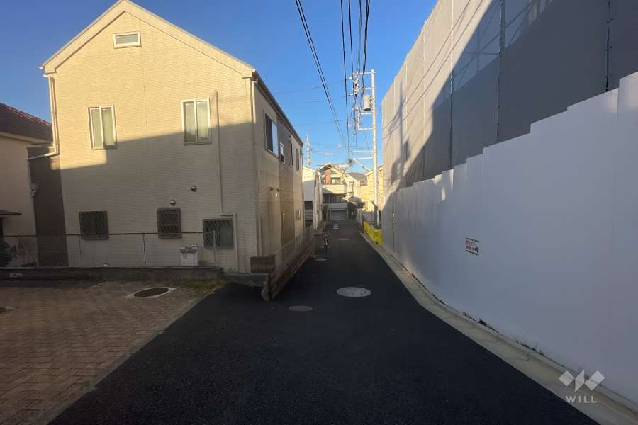 敷地北東側の前面道路（南東側から）