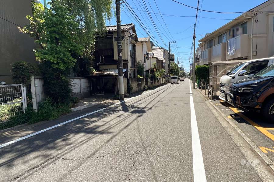 敷地北西側の前面道路(北東側から)