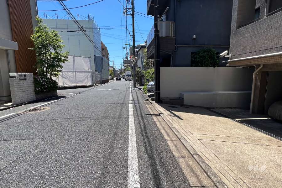 敷地南東側の前面道路(北東側から)