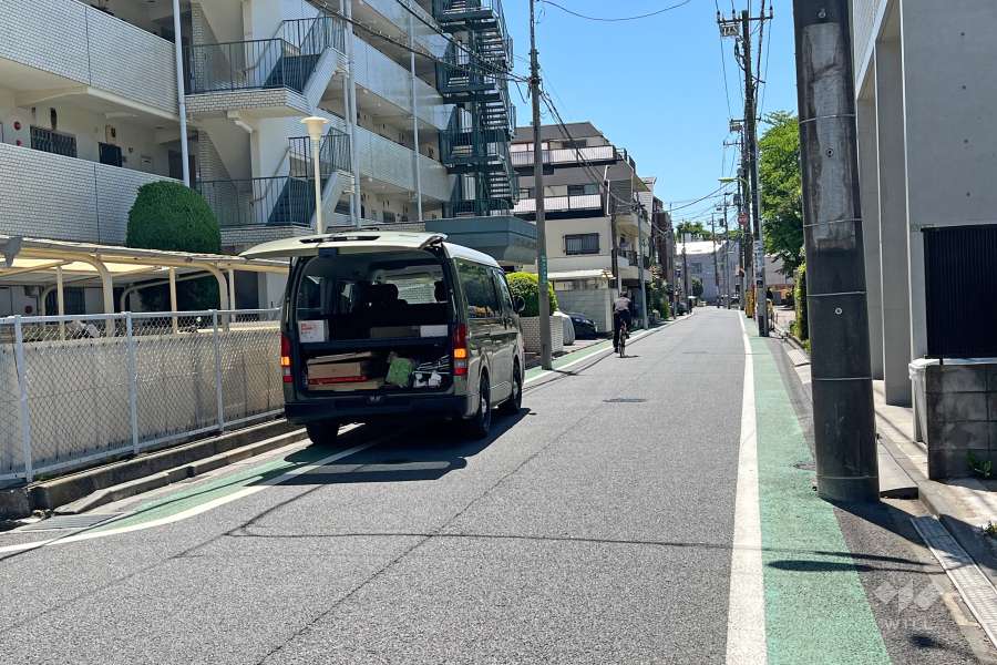 敷地西側の前面道路(北側から)