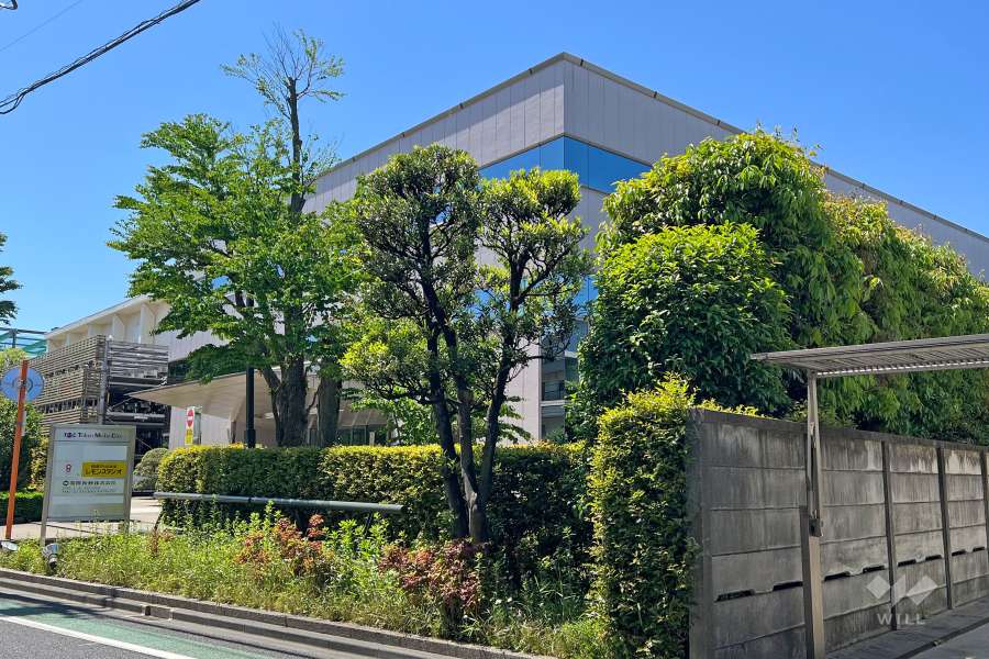 敷地の西側道路向いにある『東京メディアシティ』