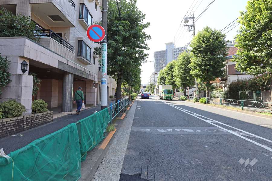 敷地北西側の前面道路（北東側から）
