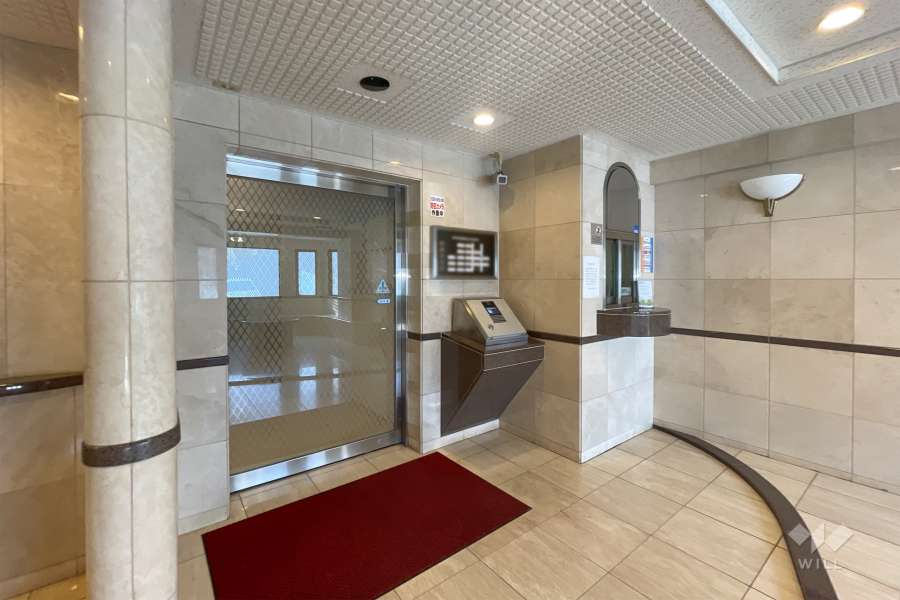 エントランスはオートロック付きです。