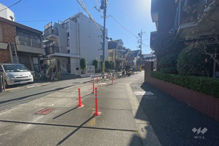 敷地東側の前面道路（北側から）