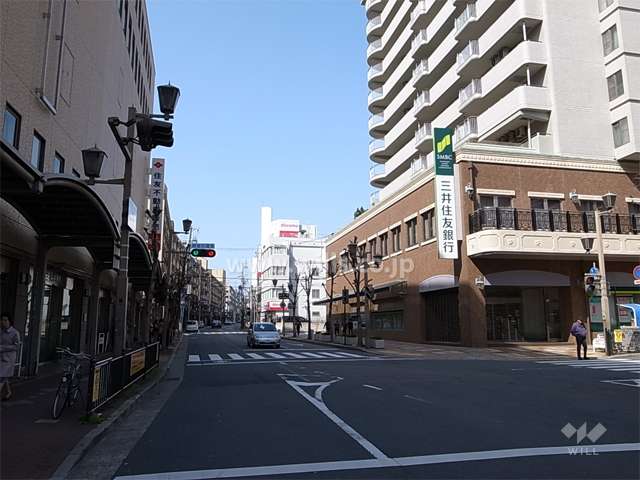 敷地南側の前面道路。南東側、目の前にJR芦屋駅があります。