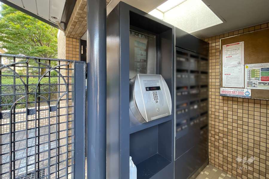 エントランスはオートロック付きです。