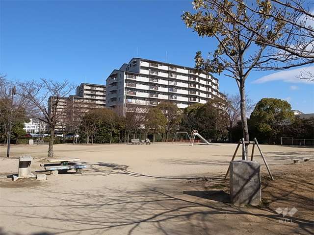 敷地の南側には道を挟んで新浜公園があります。