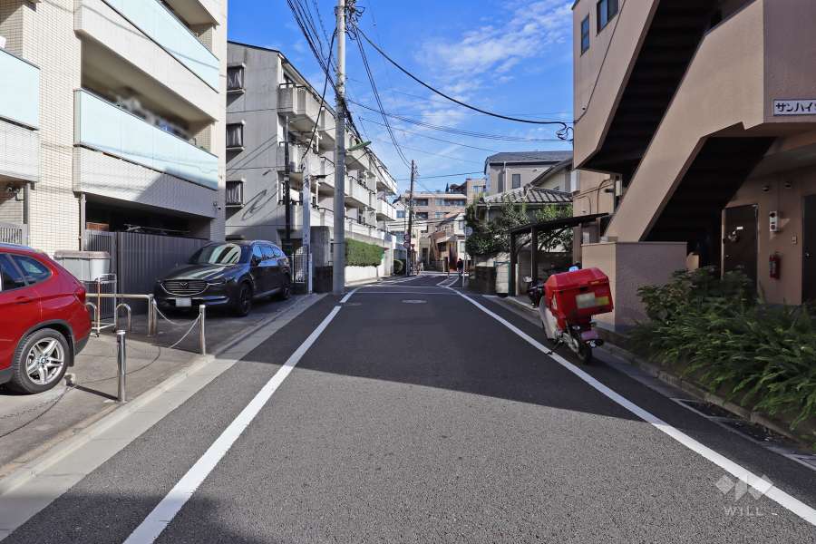 敷地南側の前面道路（西側から）