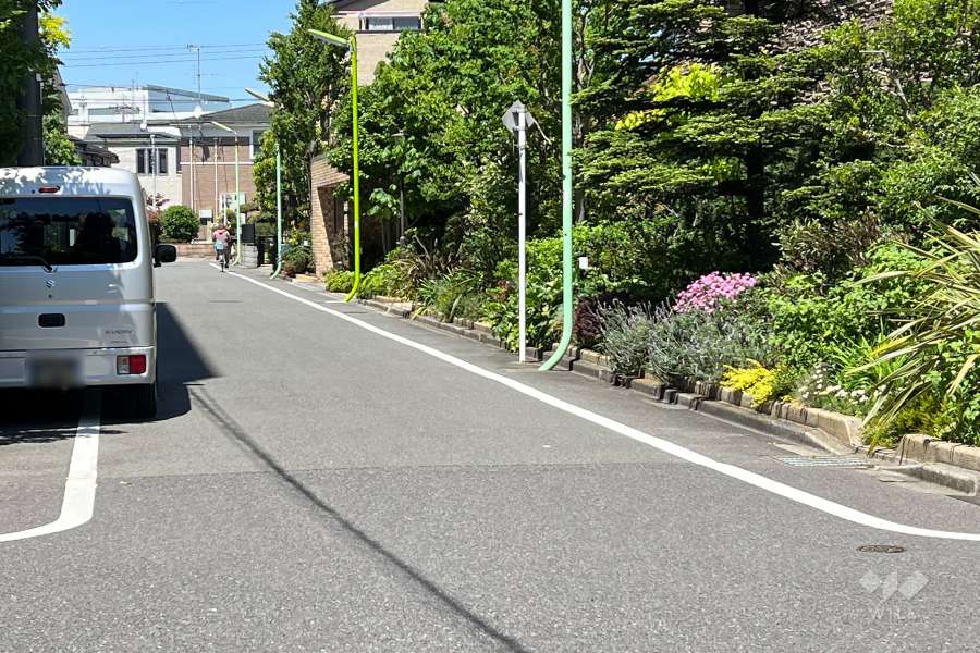 敷地西側の前面道路