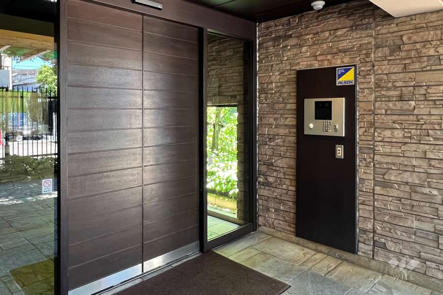 エントランスはオートロック付きです。