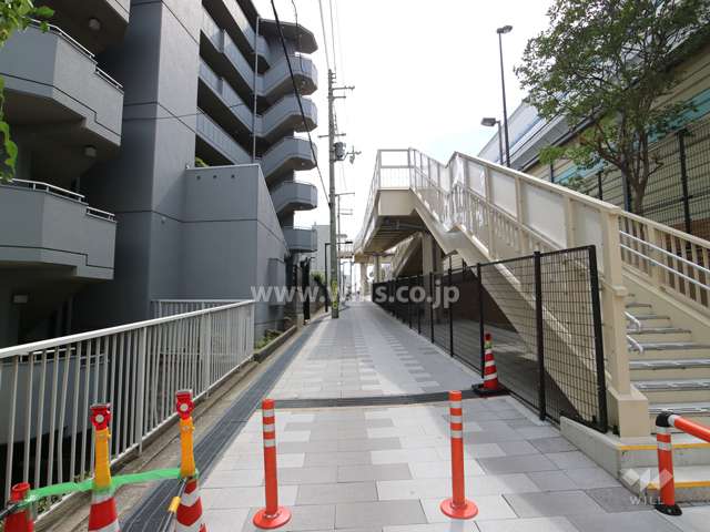物件の北側前面道路（東側から）