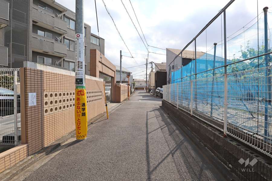 敷地北西側の前面道路