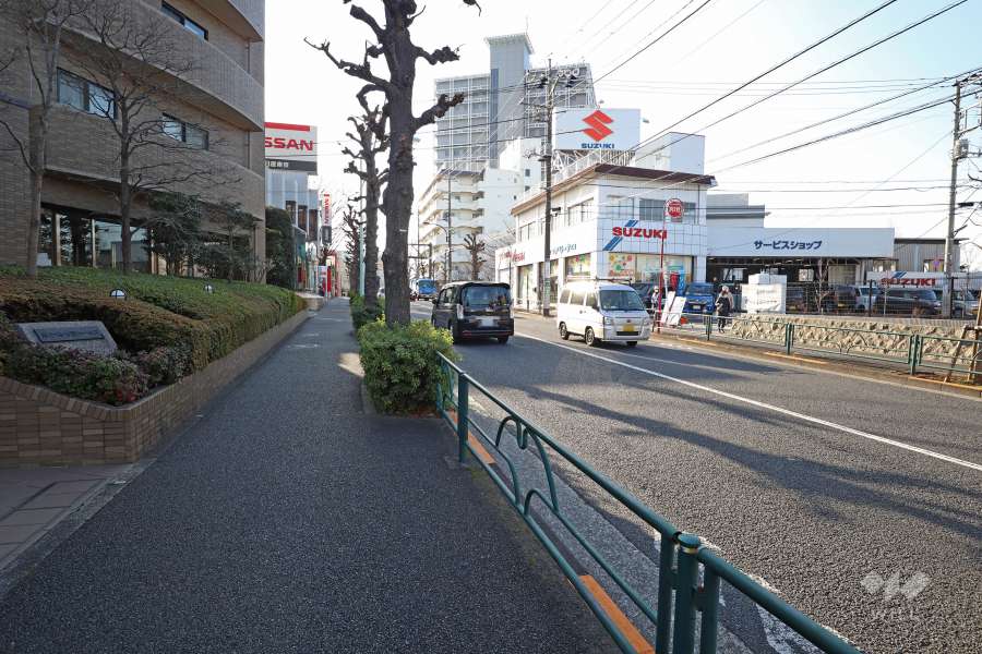 敷地北西側の前面道路（北東側から）