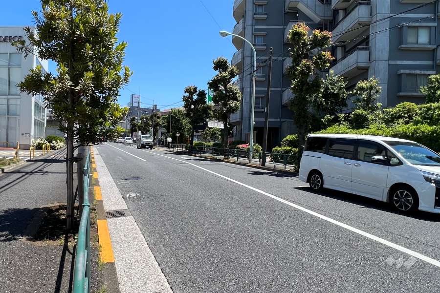 敷地北西側前面道路は世田谷通り（都道3号線）です。