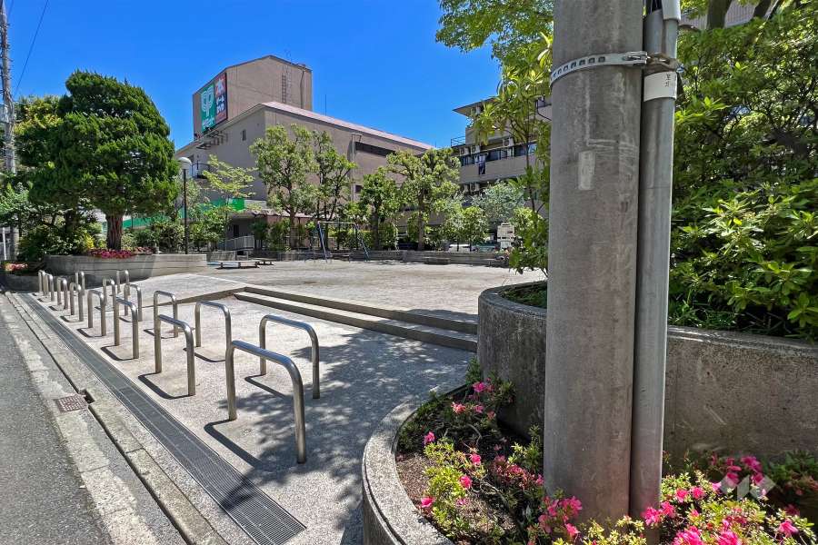敷地の南東側向かいには『三本杉広場』があります。